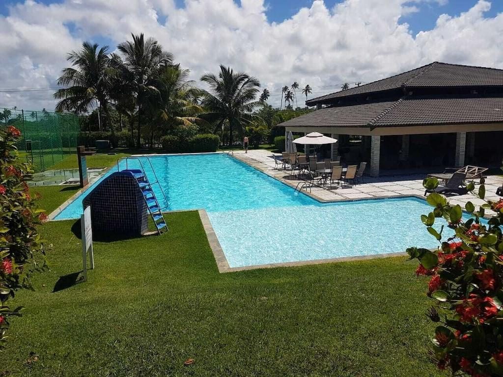 Piscina semiolímpica do condomínio