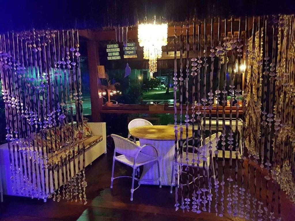 Quiosque iluminado à noite