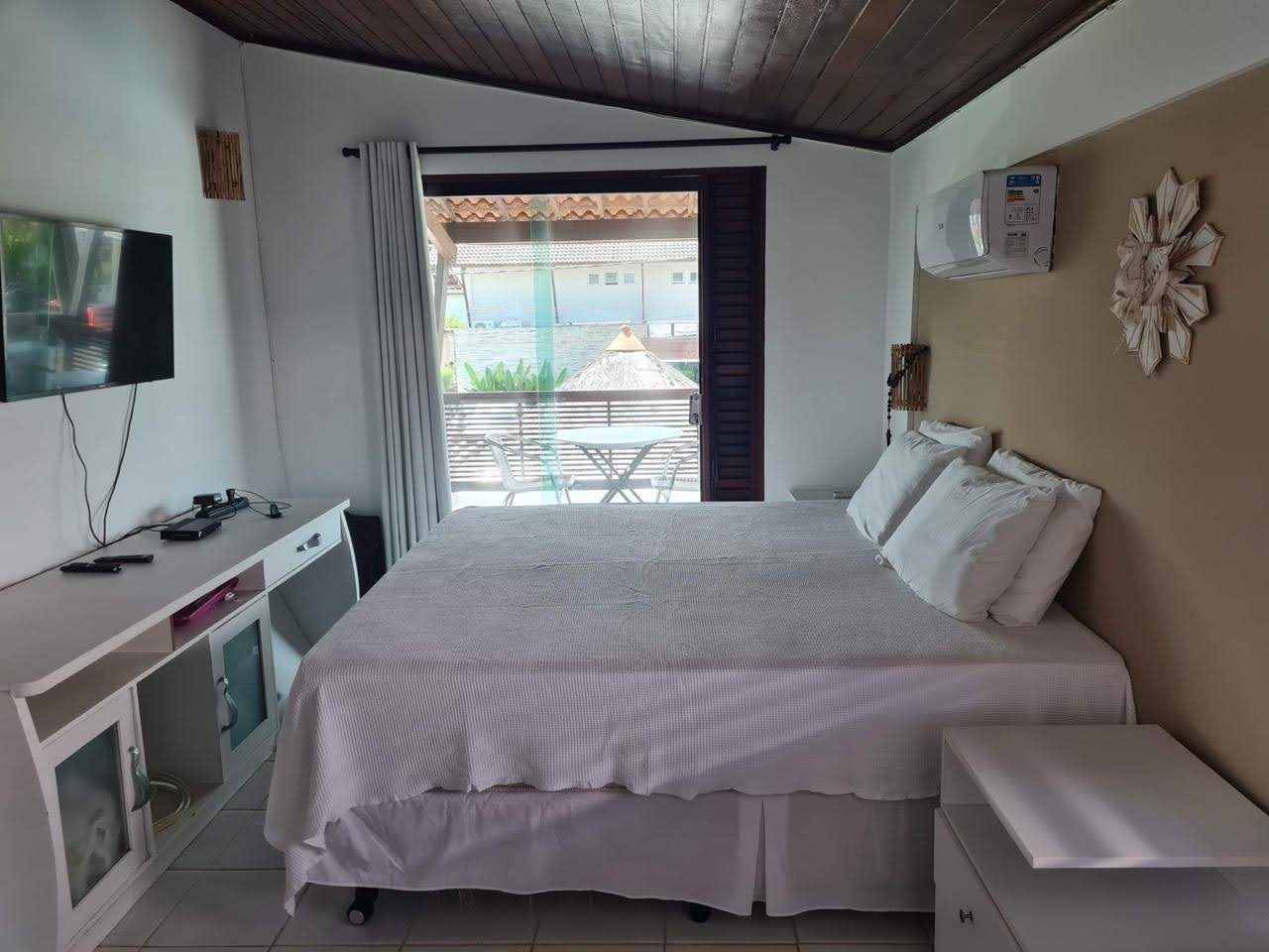 Suíte com cama de casal, TV e ar-condicionado